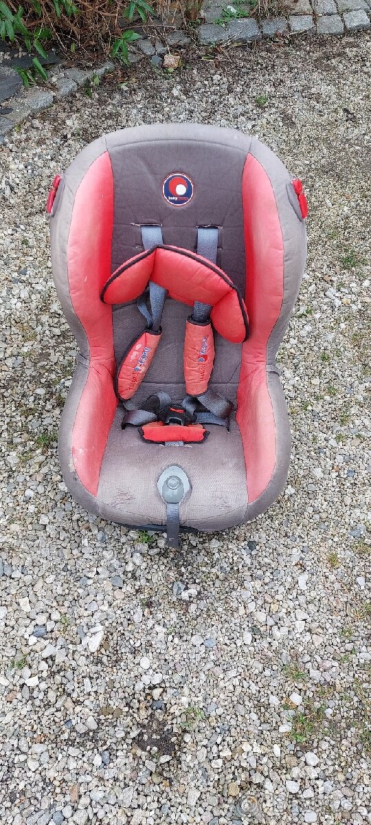 Prodám sedačku do auta.