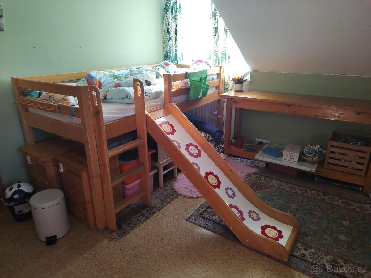 Dětská vyvýšená postel se skluzavkou