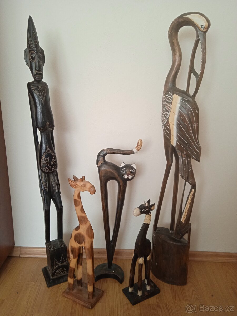 Dřevěné sochy- žirafy, pták, kočka