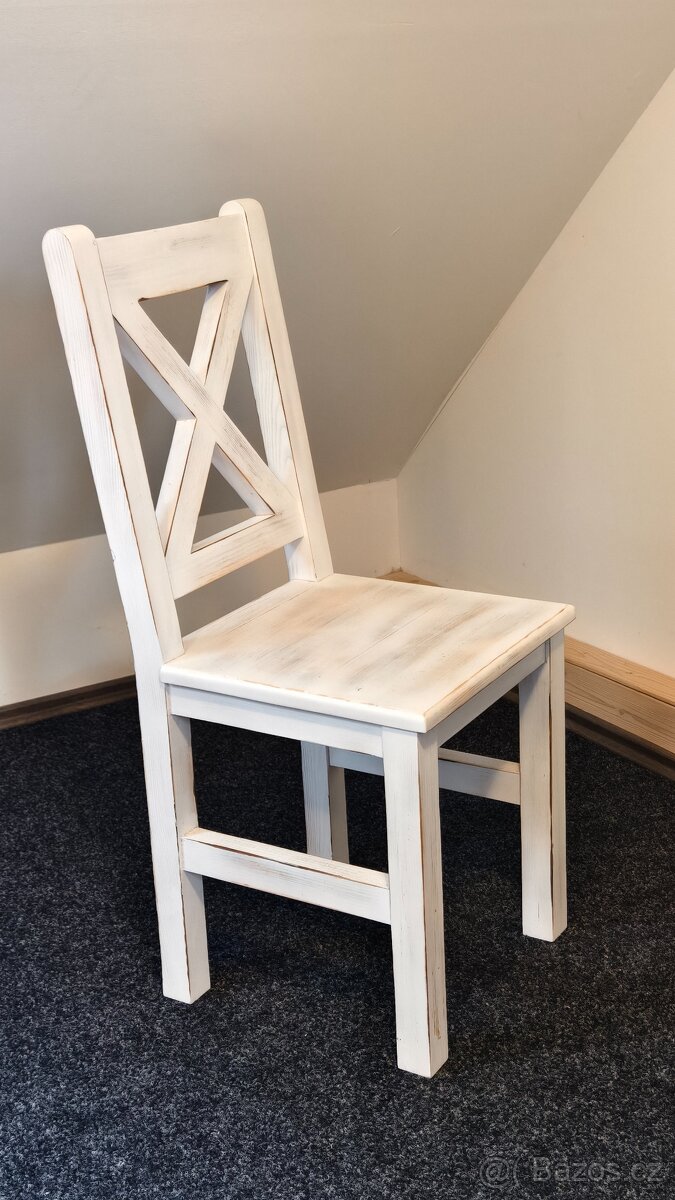 Masivní židle v patině