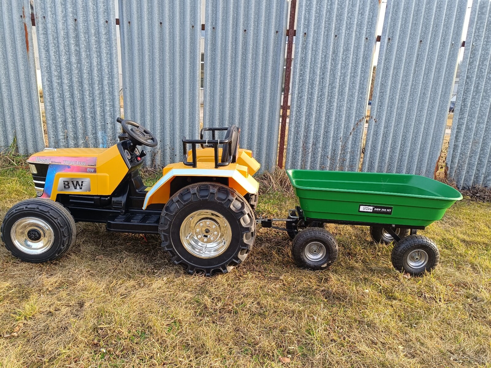 Dětský elektrický traktor