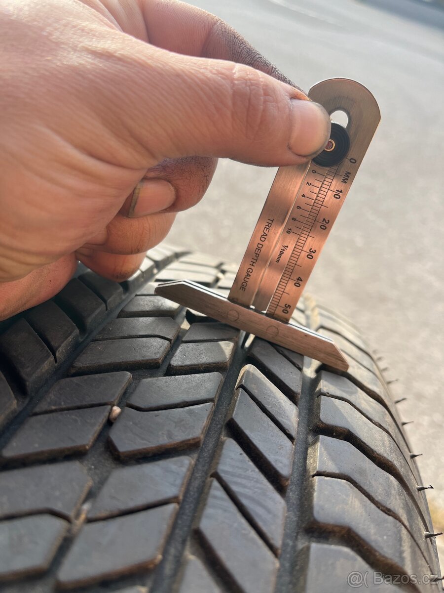 215/70R16 100H Yokohama Geolandar G033