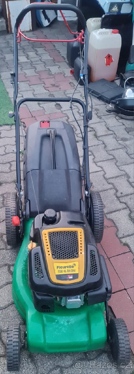BENZÍNOVÁ SEKAČKA S POJEZDEM