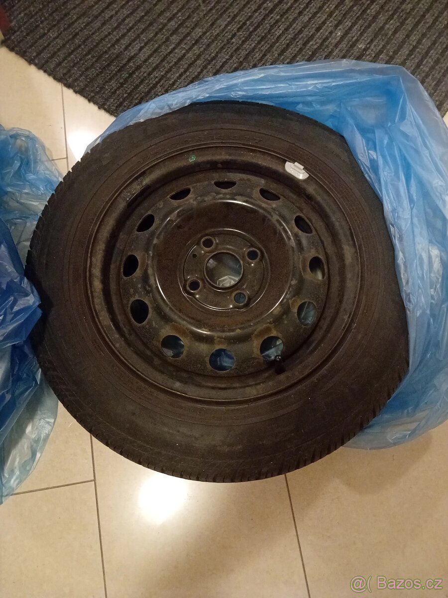 Kola Hyundai i20 2011 +letní pneu vyváženo