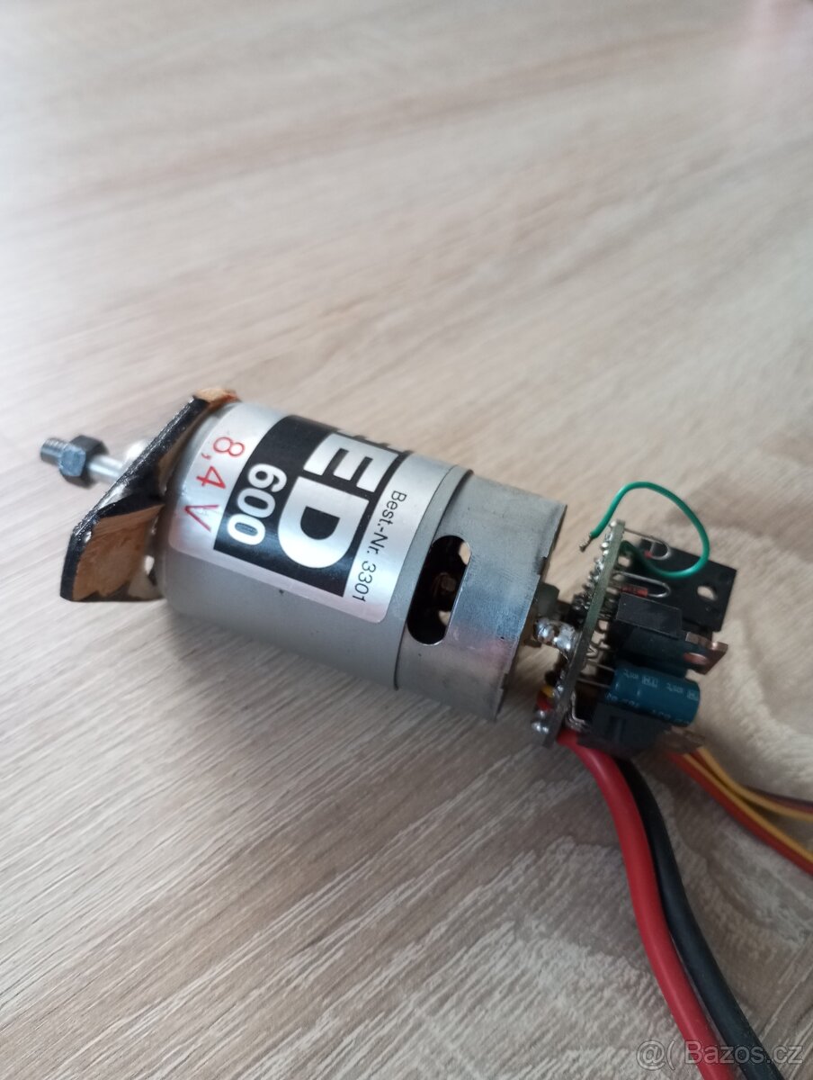 Motor s regulátorem