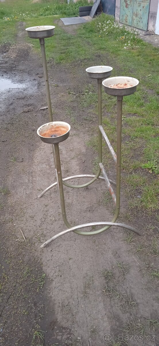 Starozitny kvetinovy stojan