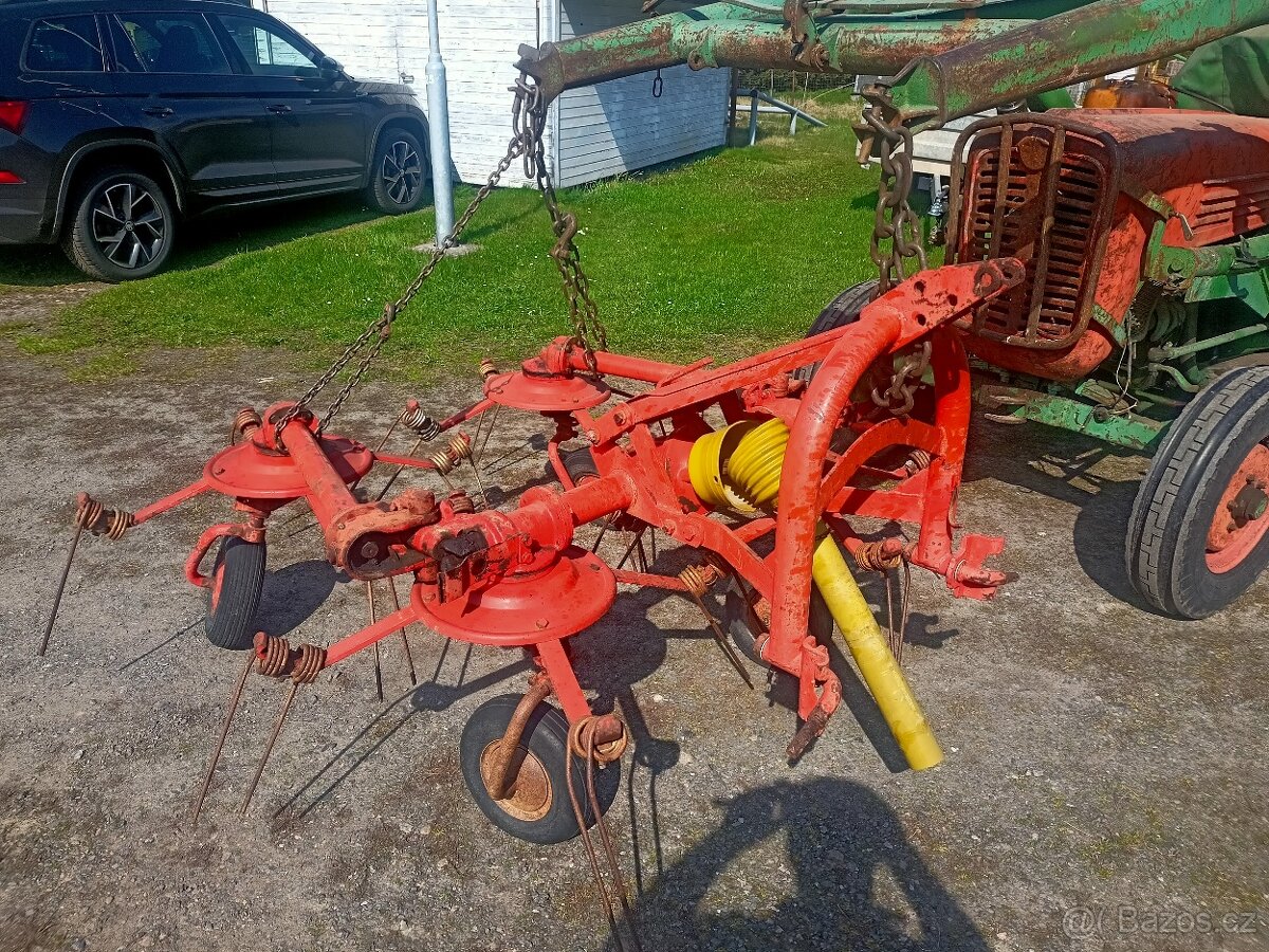Obraceč sena Kuhn 4 m neseny