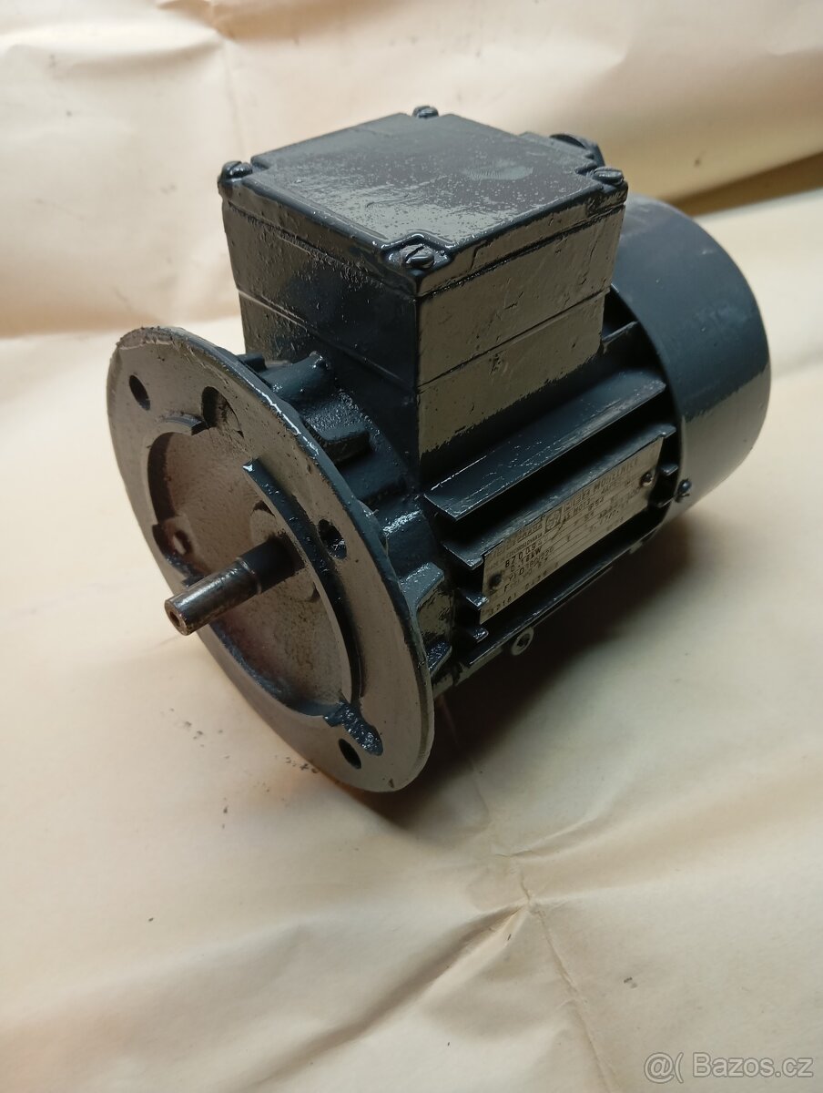 Motor přírubový.