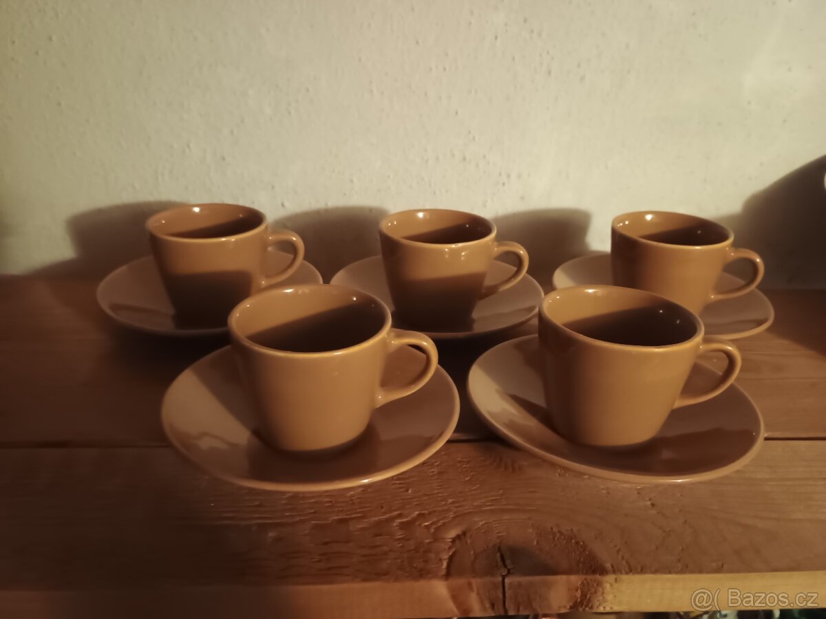 Sada 5 hnědých retro šálků s podšálky