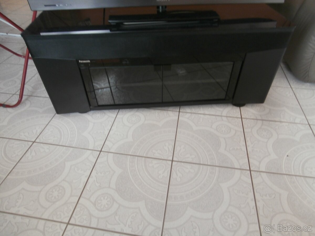 Stůl pod TV