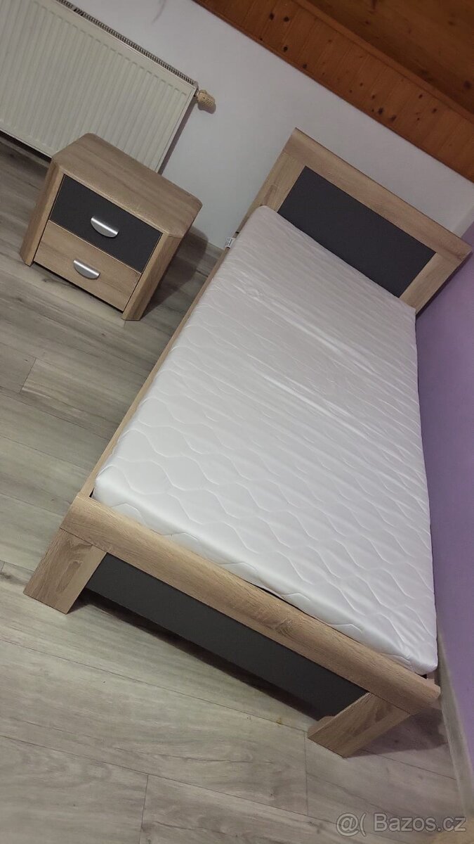 Postel s nočním stolkem.