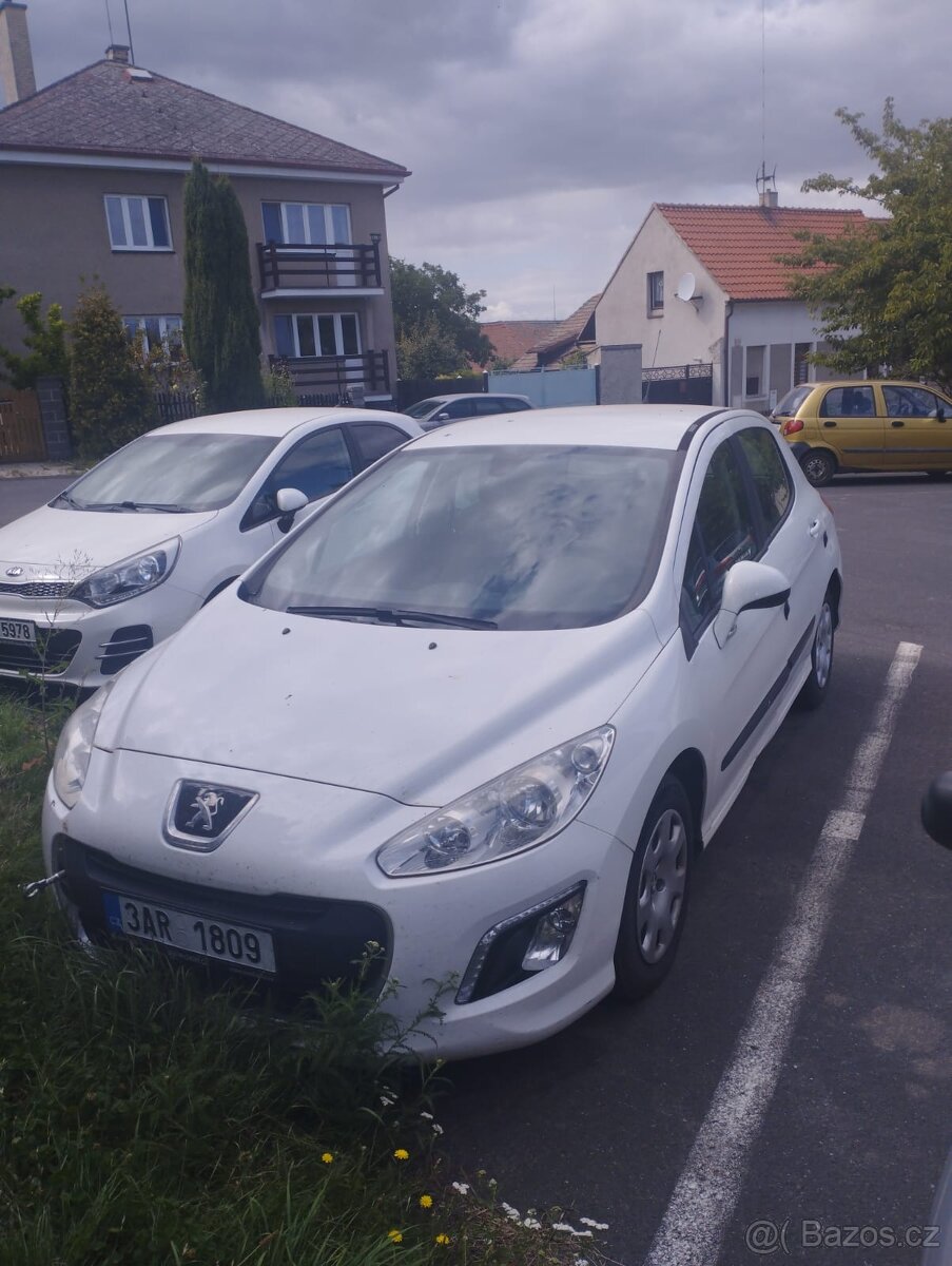 Peugeot 308, 1.4, bílé, 2013, rozbitý motor, STK 2027
