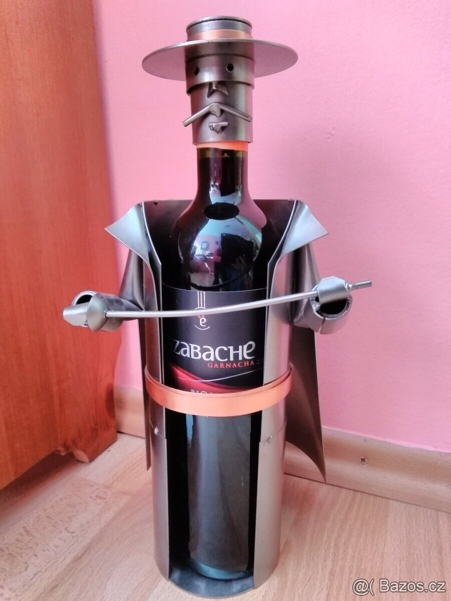 Kovový stojan na víno mušketýr šermíř Vhodné jako dárek