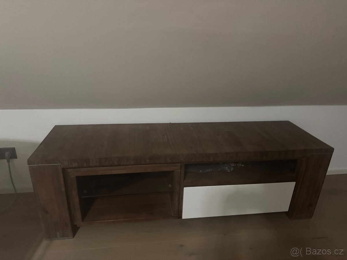 Stolek pod TV