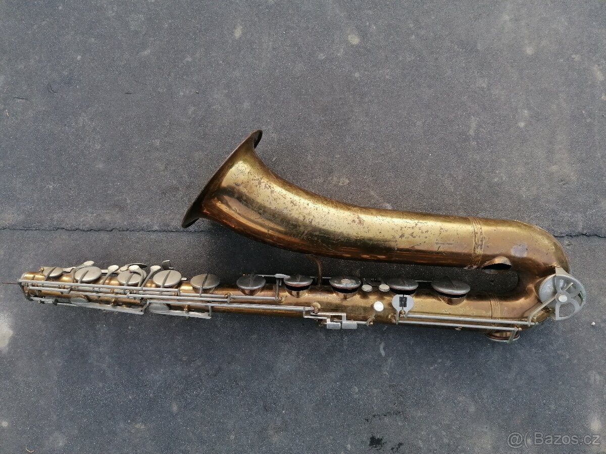 Predám starožitný saxofón Santoni Giglio Pare