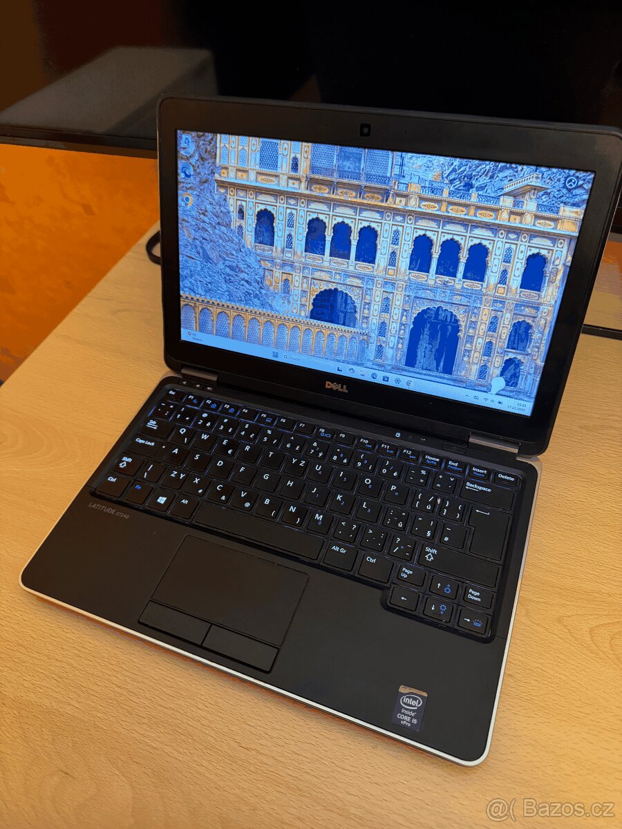 Kompaktní Dell Latitude E7240 (i5, 8GB RAM, 128GB SSD)