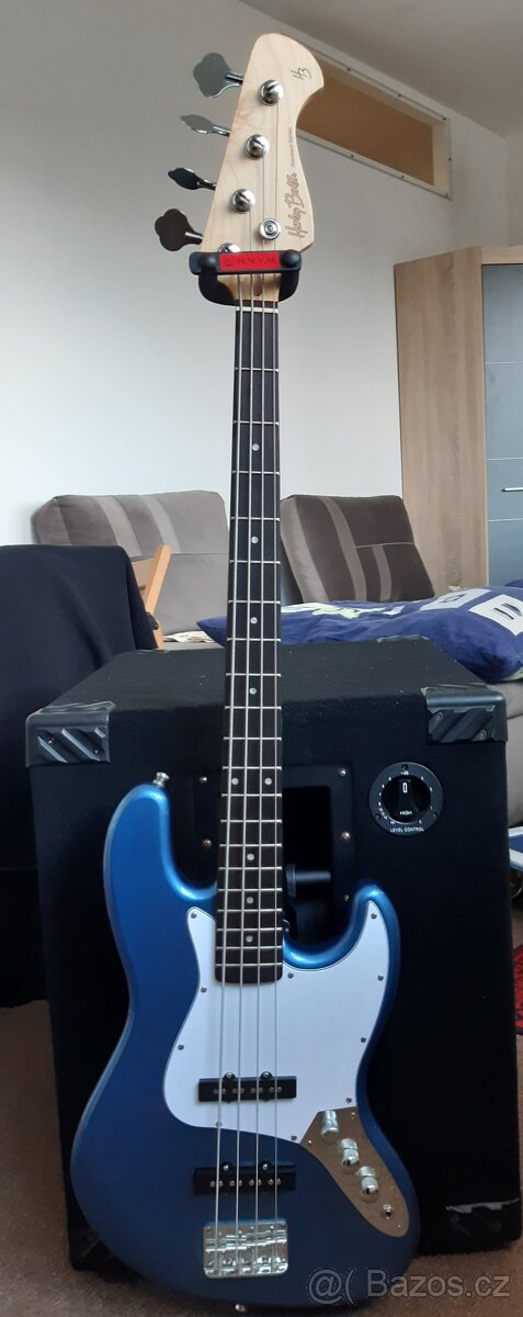 Držák kytary nebo baskytary k reprobedně či kombu