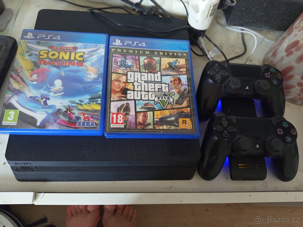 Ps4 + 2 ovladače nabíječka