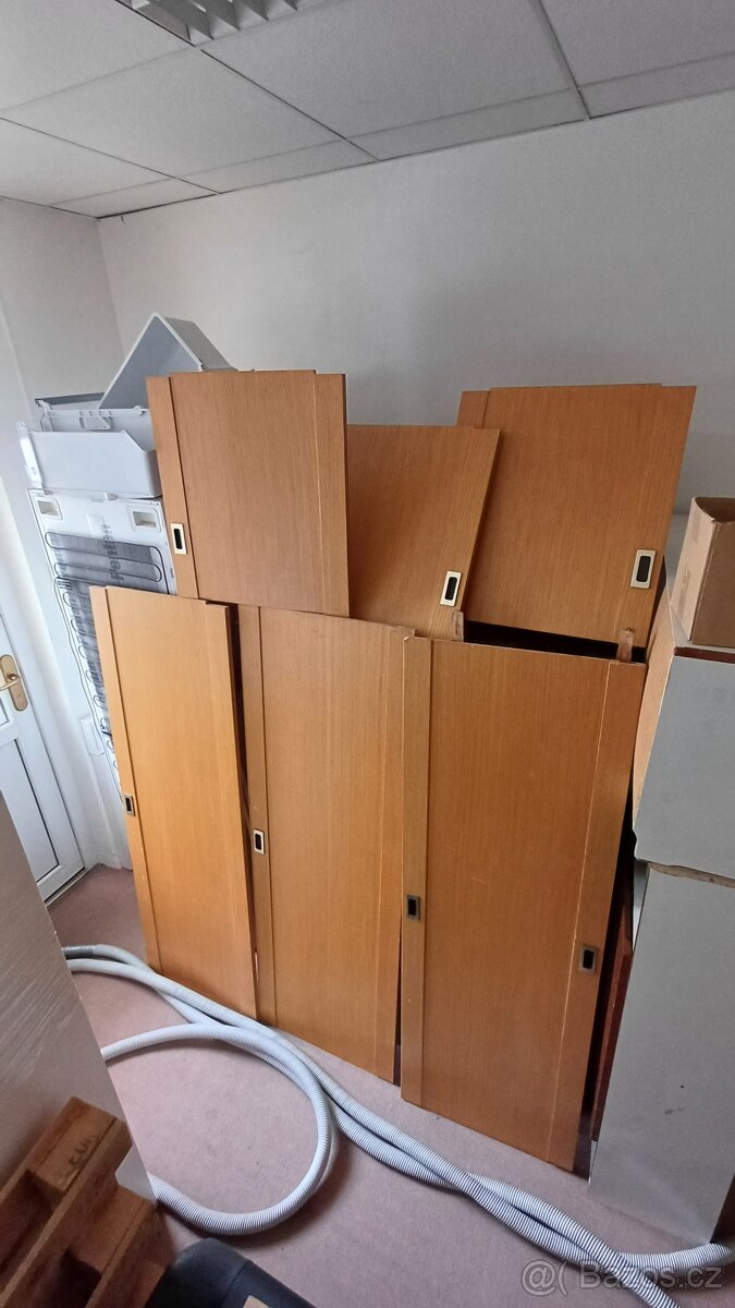 Starší skříň s nástavcem