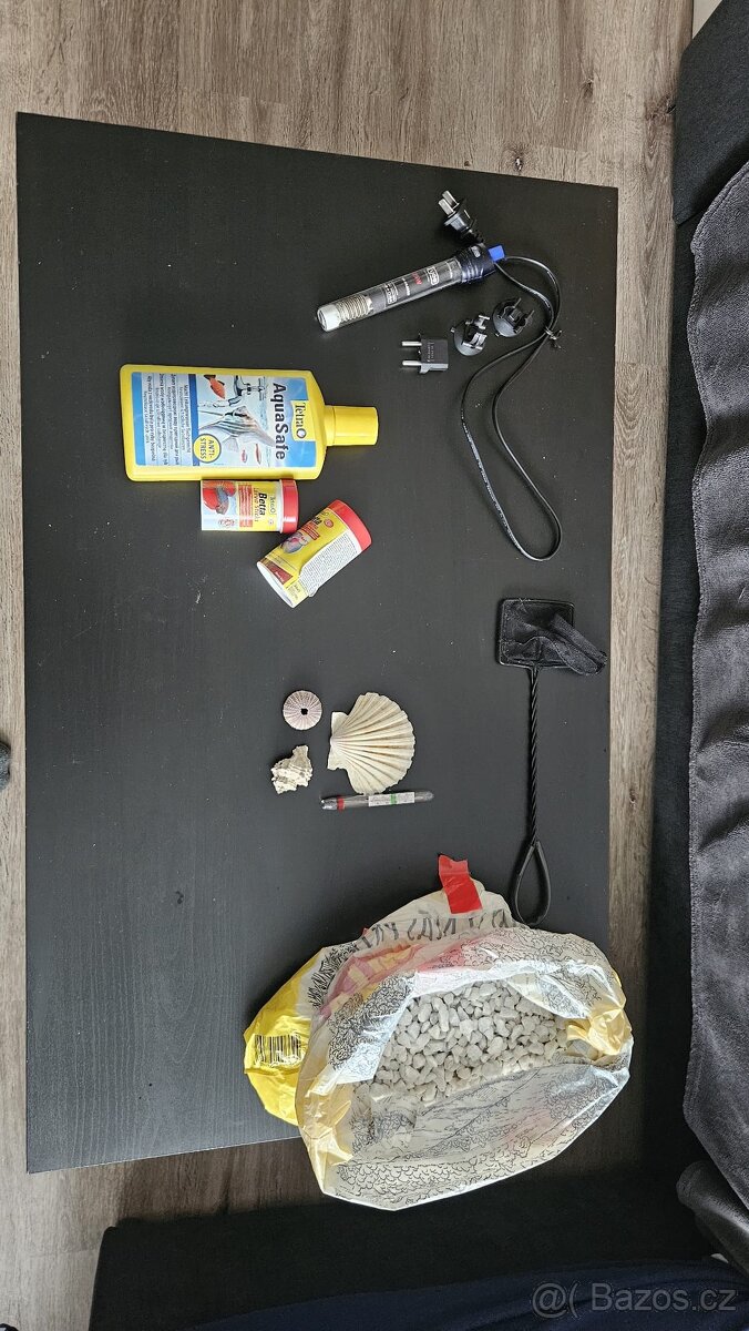Mix vybavení pro menší akvárka.