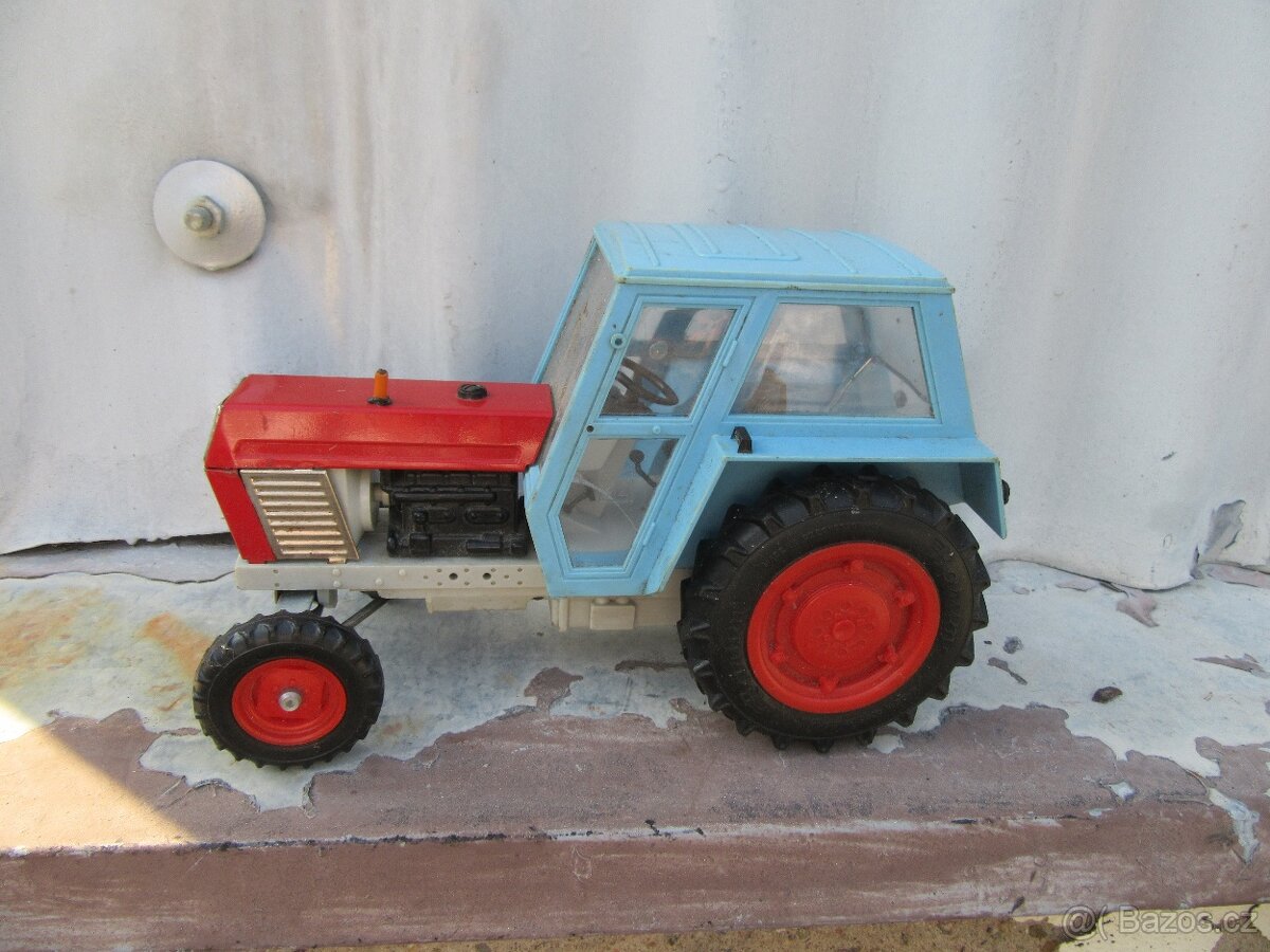 Nabízím starý model traktor Zetor. Nekompletní. Na ND. Předn
