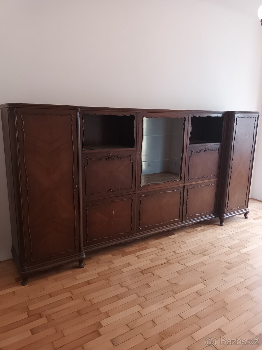 Starožitný nábytek - komoda a obyvací stěna