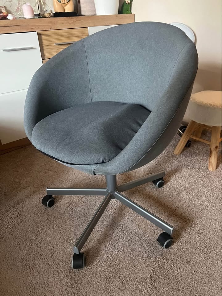 Zidle IKEA otocna na koleckach Skruvsta