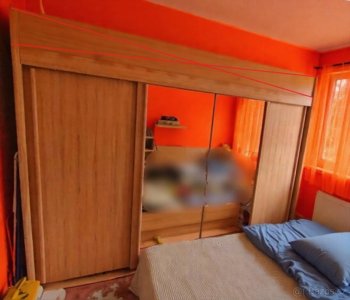 Velká šatní skříň se zrcadlem