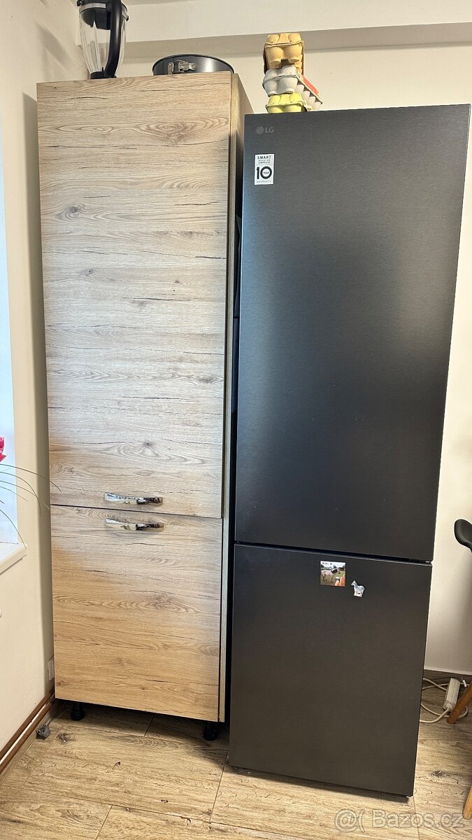 Vestavěná lednice Philco se skříní