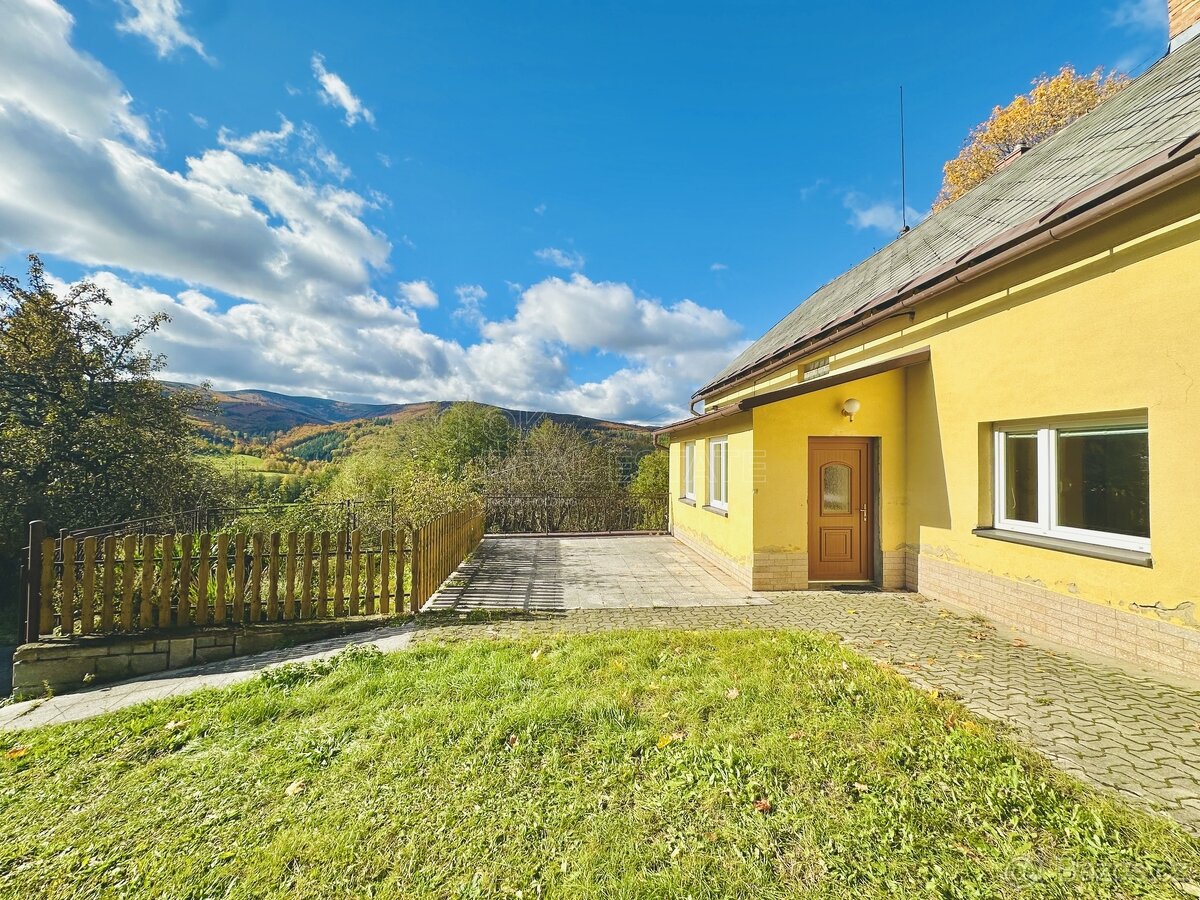 Prodej 1/2 rodinného domu 700 m2, pozemek 36 986 m2
