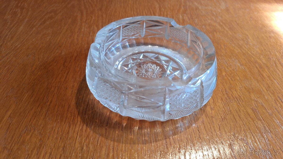 Broušený popelník z čirého skla