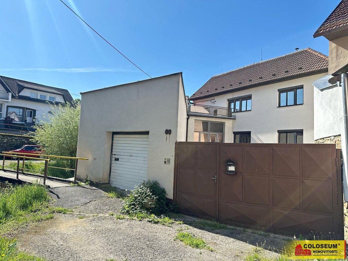 Komňa, RD 5+2, terasa, sklepy, garáž - rodinný dům