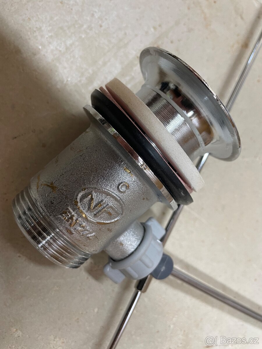 Umyvadlová výpusť nerezová.