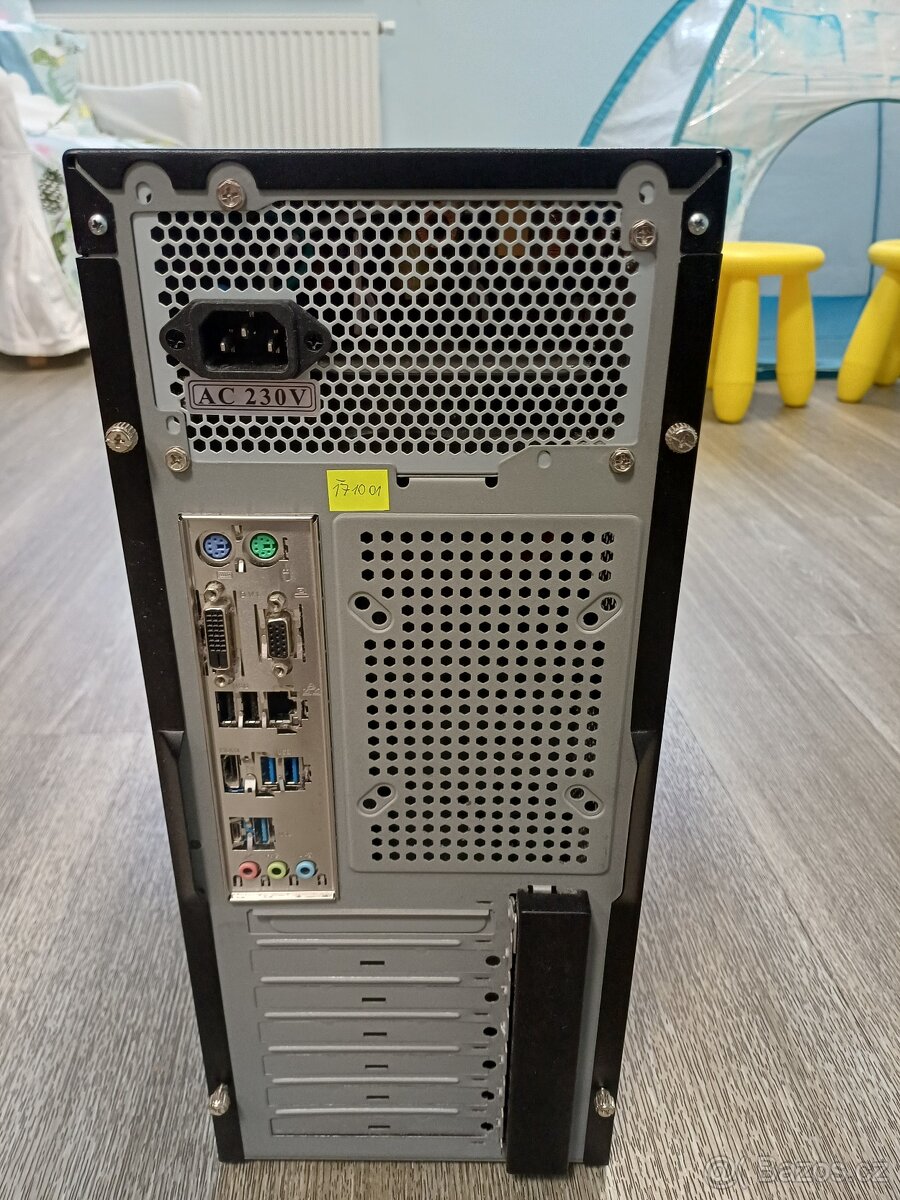 Kancelářský počítač a monitor