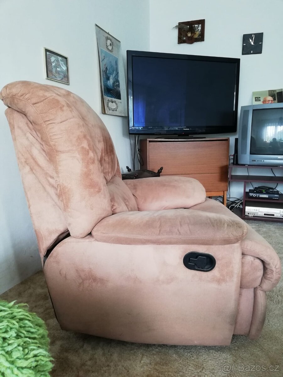 Široké měkké křeslo