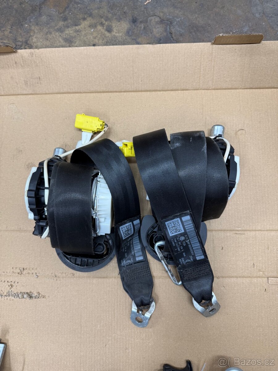 VW Passat B6/B7 přední bezpečností pásy.