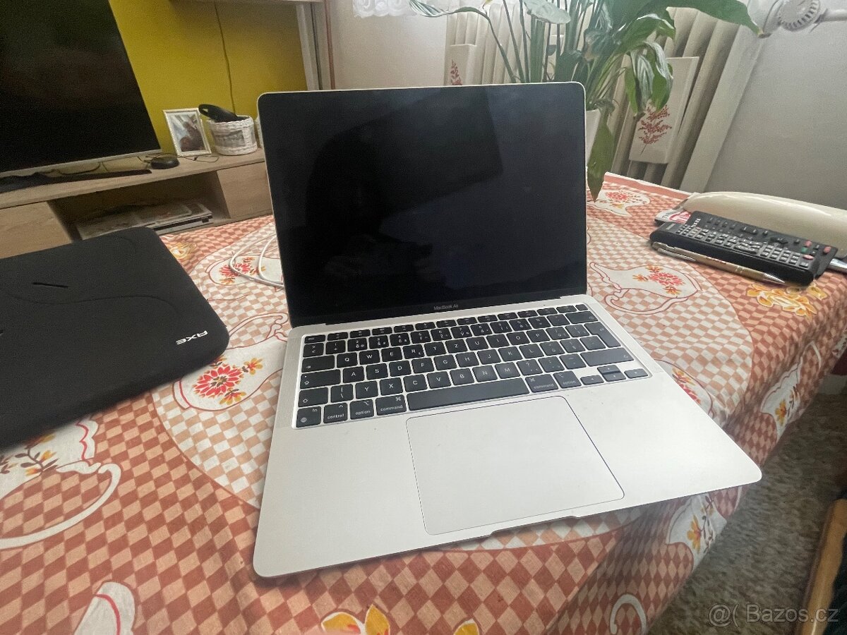 MacBook Air M1 | 2020 | 97% baterie, jako nový