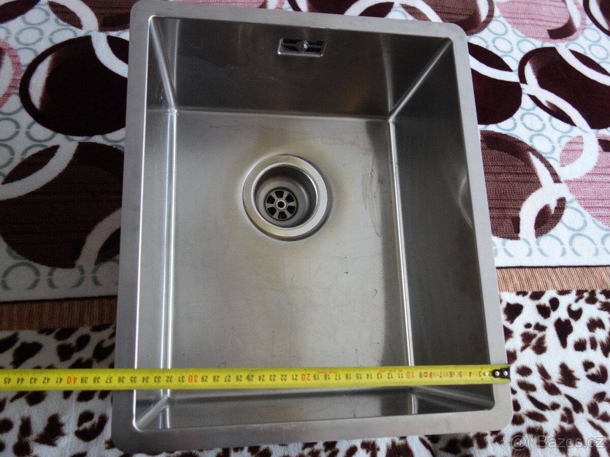 Kuchyňský nerezový dřez