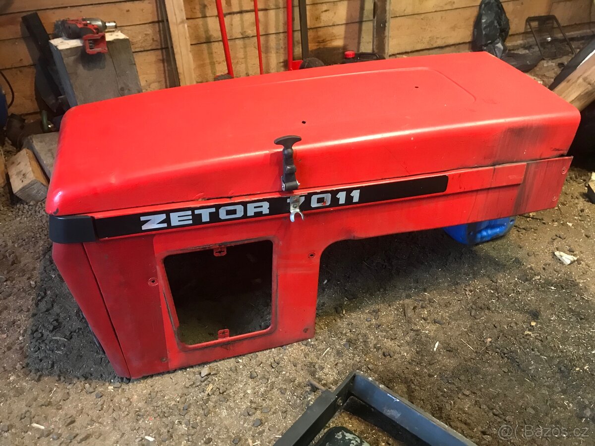 Prodán kapotu zetor