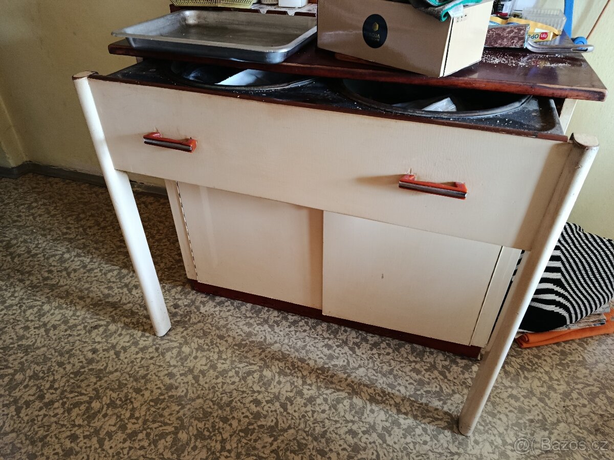 Nábytek starý 60 let starožitnost