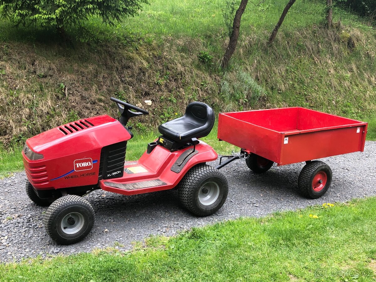 Zahradní traktor Toro s kárkou