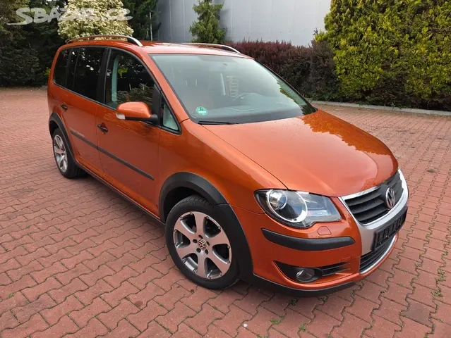 VW CrossTouran 2.0TDI 103kW,tažné,1.maj.serviska