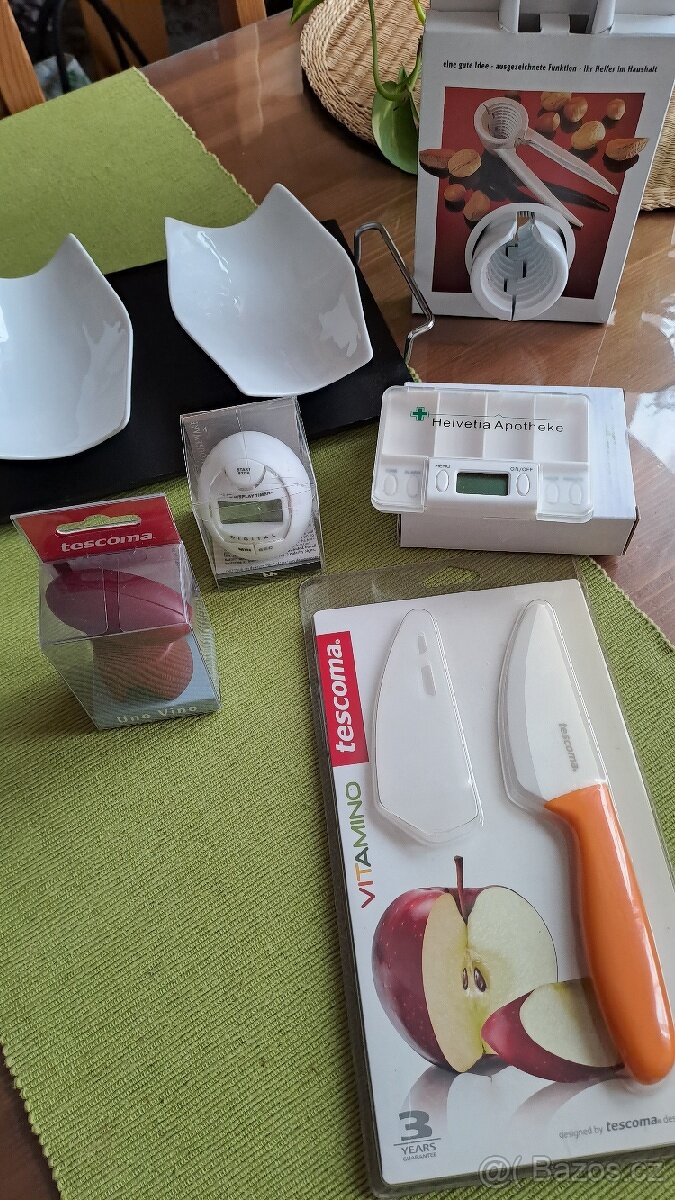 Dávkovač na léky, minutka, louskáček, nůž, svačinový box
