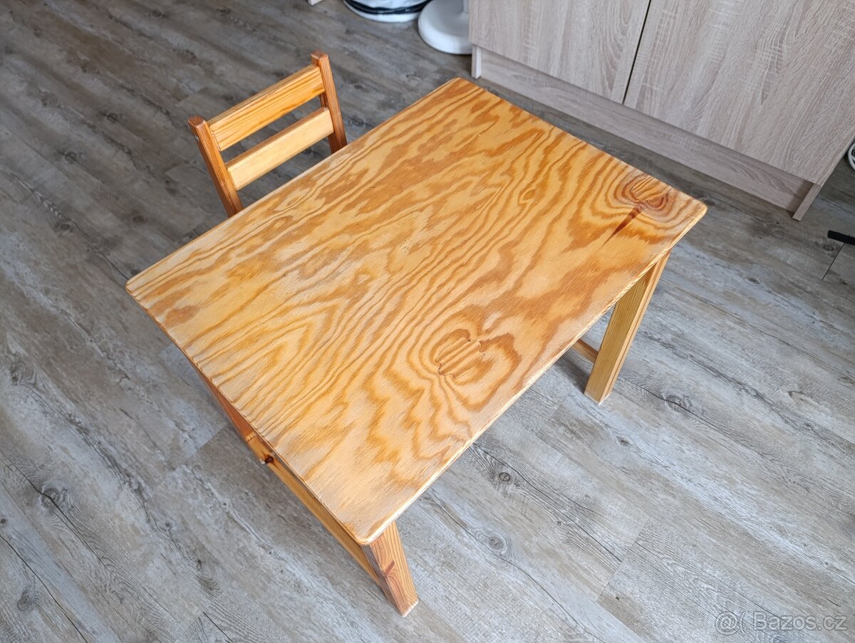 Dětský dřevěný stolek s židličkou