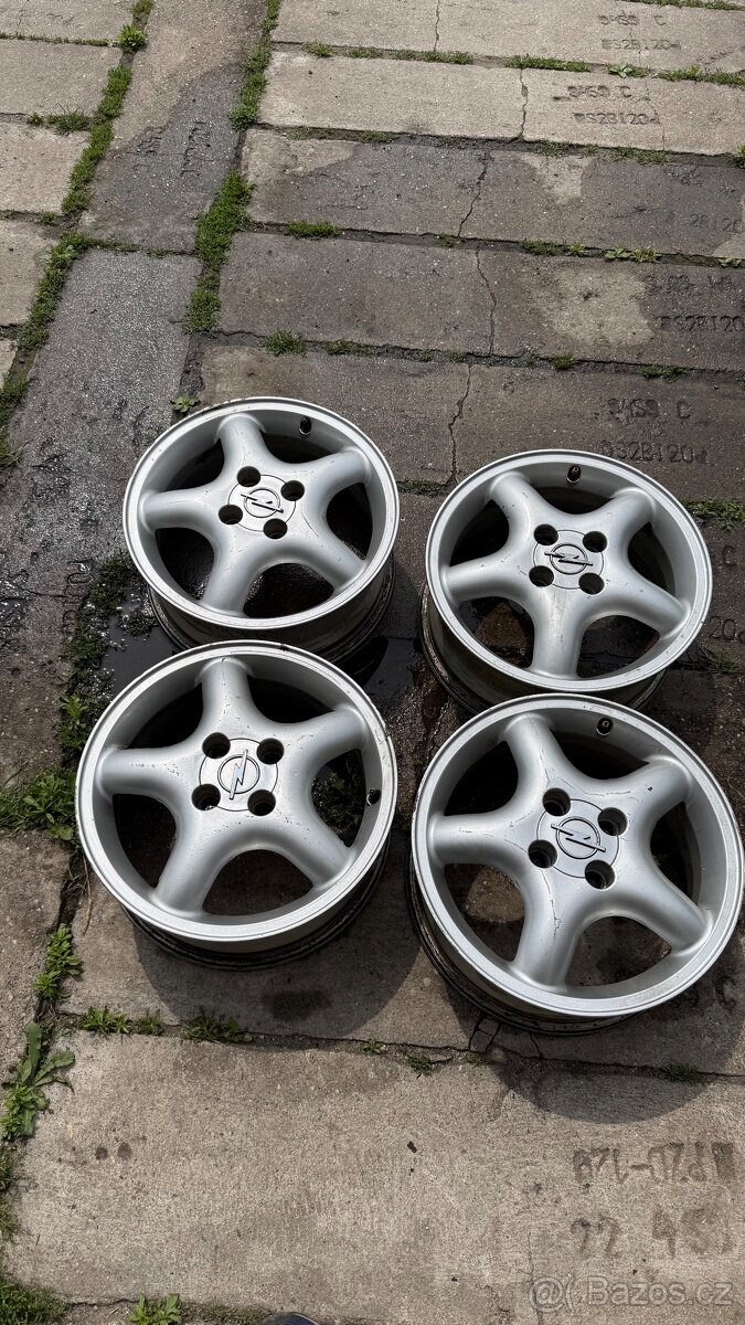 Prodalm 4x lité kola Opel 6Jx15 ET49 rozteč 4x100