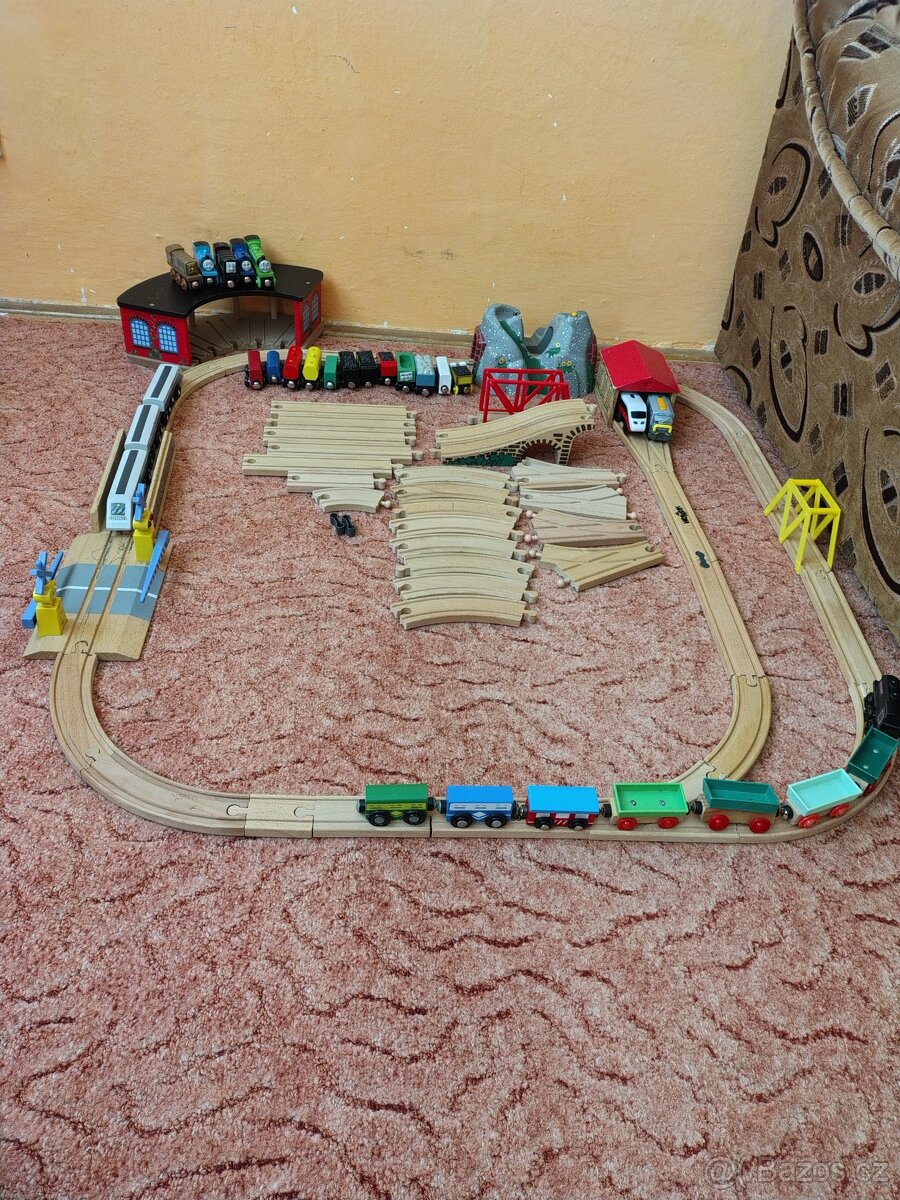Dřevěné koleje a příslušenství s vláčky
