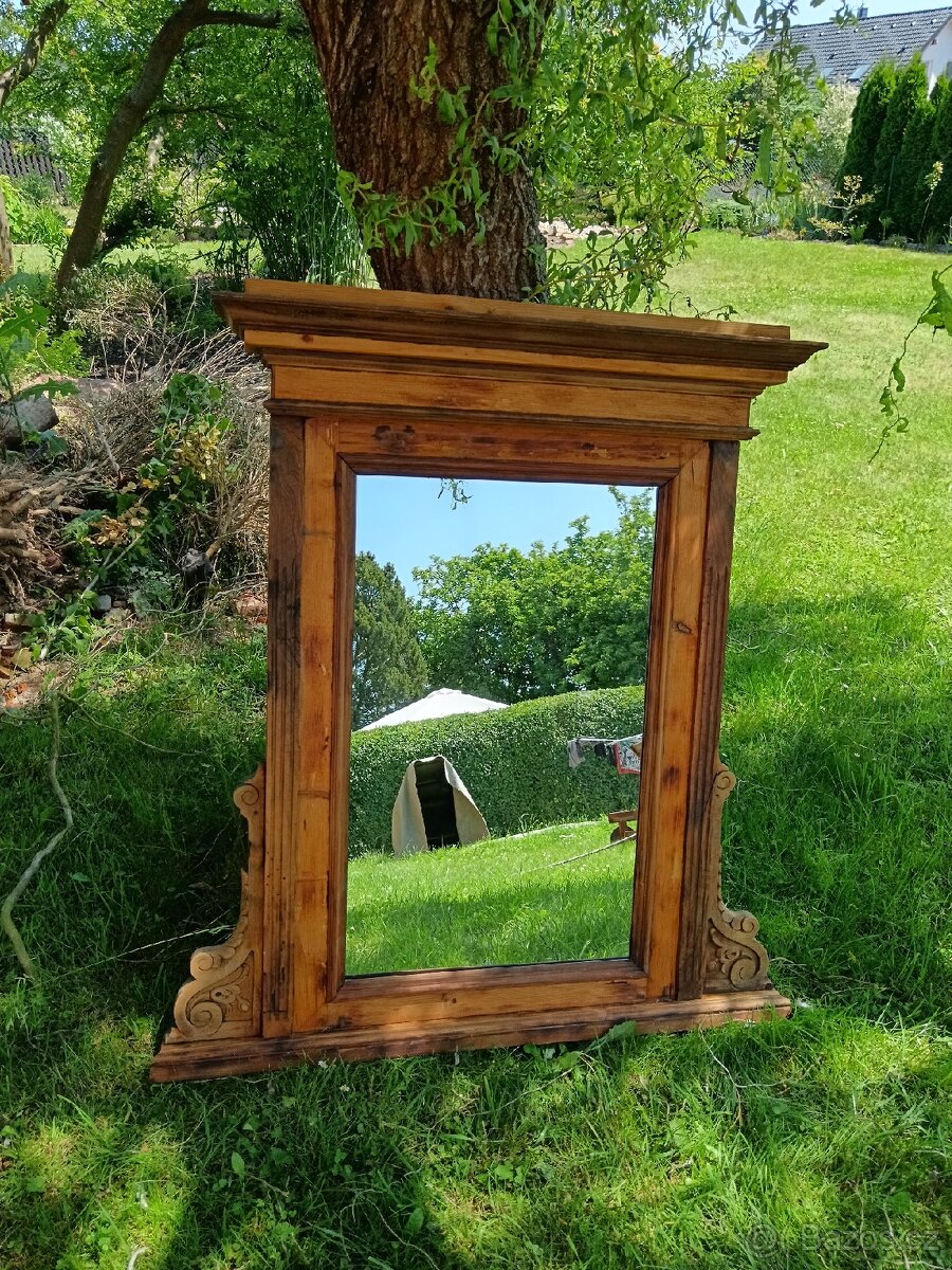 Velké starožitné zrcadlo