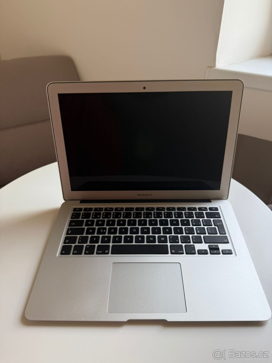 MacBook Air 13" (2017) – plně funkční, ale s jizvou