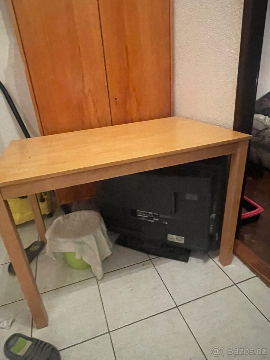 Stůl jídelní
