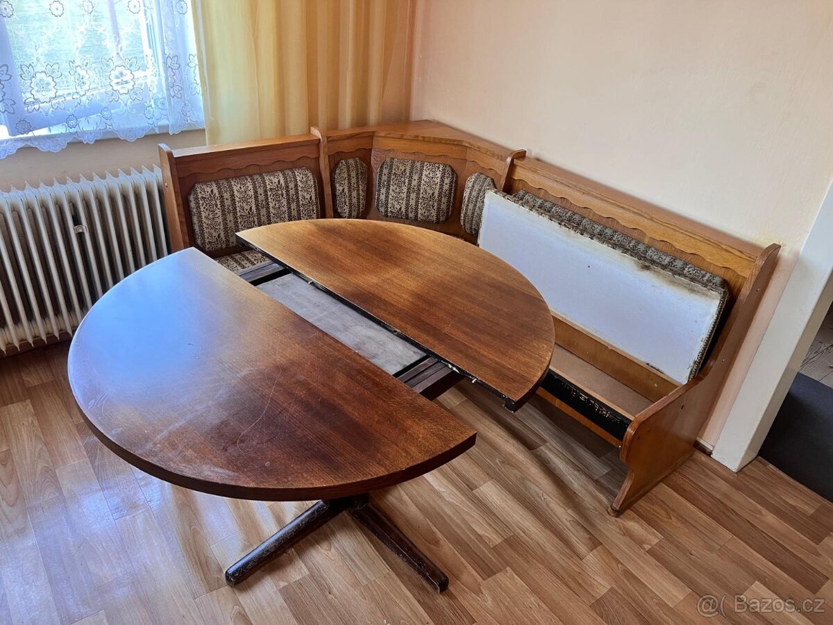 Rohová lavice a stůl